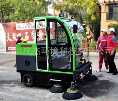环卫工用道路扫地车合适吗青岛扫地车厂家